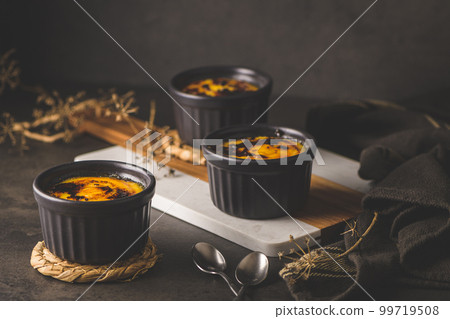 Bowls with Creme brulee 99719508