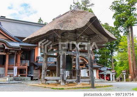 山形縣鶴岡初夏 綠意盎然的羽黑山、出羽神社鐘樓 99719754