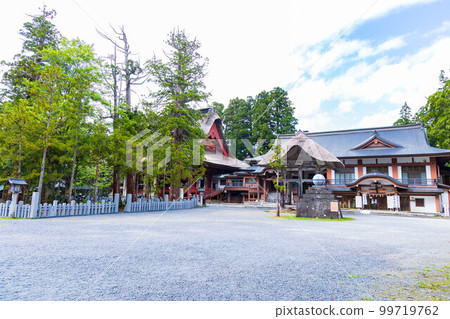 山形初夏 鶴岡出羽神社 新綠中的羽黑山 99719762