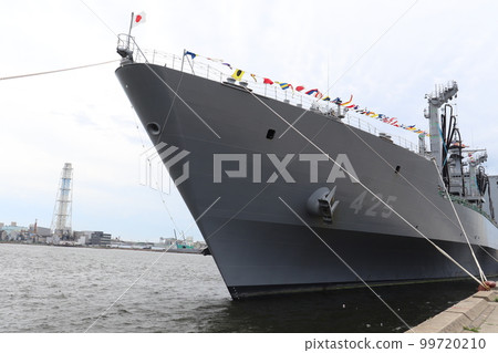 海上自衛隊補給艦摩週船首 99720210