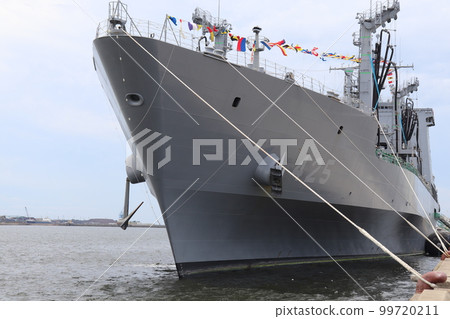 The bow of the Maritime Self-Defense Force supply ship Mashu The bow of the Maritime Self-Defense Force supply ship Mashu 99720211