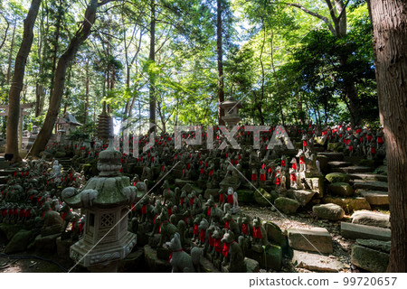 [Toyokawa Inari Shrine] Foxes in Reikozuka 99720657