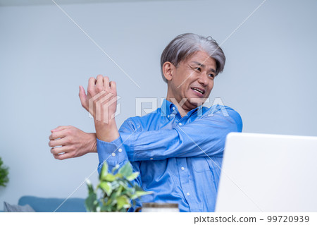 中間人在工作中伸展 99720939