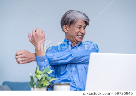 中間人在工作中伸展 99720940