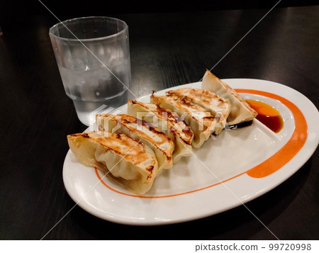 美味的烤餃子和一杯水 99720998