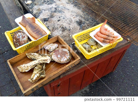 在炭火上準備 hamayaki 的海鮮食材 99721111