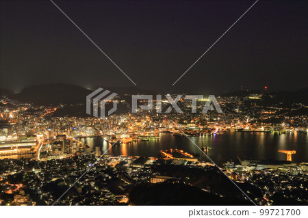 從稻佐山山頂展望台眺望長崎的夜景 99721700