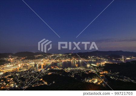 從稻佐山山頂展望台眺望長崎的夜景 99721703