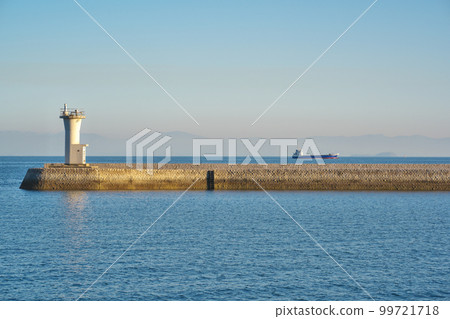 廣島縣福山市鞆之浦的燈塔和貨船 廣島縣福山市鞆之浦的燈塔和貨船 99721718