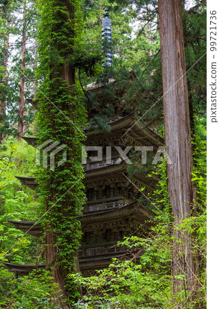 山形初夏 鶴岡 新綠中的羽黑山 出羽三山 國寶五層塔 99721736