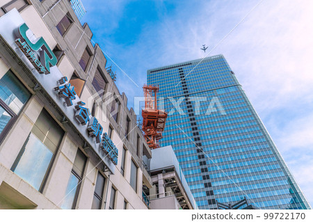 日本東京的城市景觀:一架飛機飛過正在拆除的澀谷站,以及重建中的櫻丘口。航空旅行需求恢復 = 3 月 1 日 日本東京的城市景觀:一架飛機飛過正在拆除的澀谷站,以及重建中的櫻丘口。航空旅行需求恢復 = 3 月 1 日 99722170