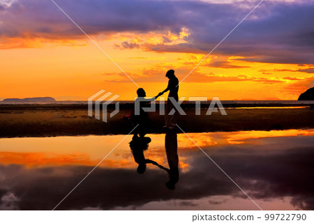 四國父母濱海水浴場 夕陽下的戀人合影，動人的場景 香川縣三豐市 (1a) 99722790