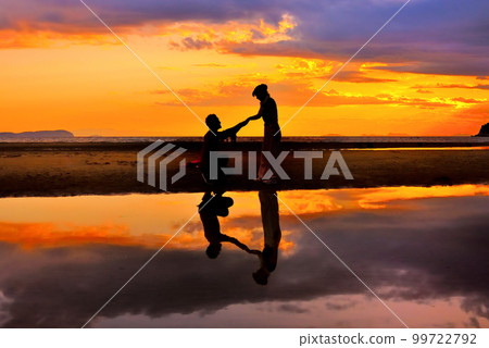 四國父母濱海水浴場 夕陽下戀人合影 香川縣三豐市 (2a) 99722792