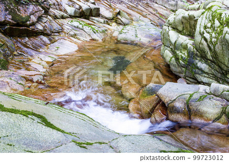 鳥取縣赤葉川洞窟流水雕刻而成的岩石景觀 鳥取縣赤葉川洞窟流水雕刻而成的岩石景觀 99723012