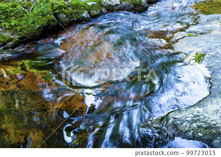 鳥取縣赤葉川洞窟流水雕刻而成的岩石景觀 鳥取縣赤葉川洞窟流水雕刻而成的岩石景觀 99723015