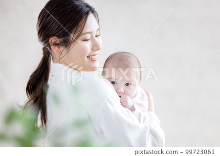 抱著我的寶寶和媽媽 99723061