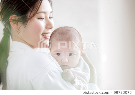 抱著我的寶寶和媽媽 抱著我的寶寶和媽媽 99723073