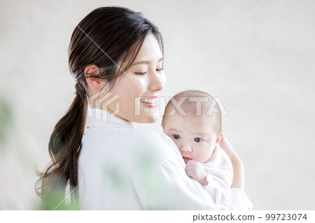 抱著我的寶寶和媽媽 99723074
