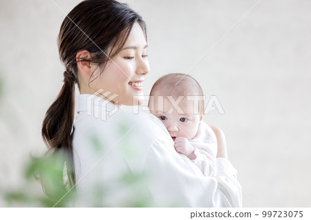 抱著我的寶寶和媽媽 99723075