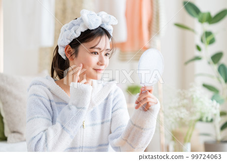看鏡子的少婦 99724063