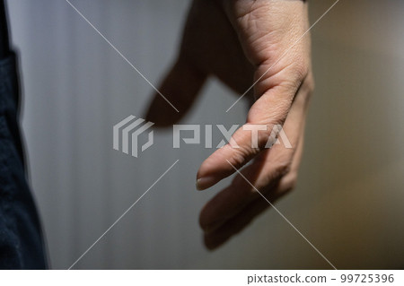 從後面看到的可疑男性手 99725396