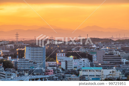 日本橫濱的城市景觀晴朗的夕陽天空......俯瞰Azamino站前的城市景觀 99725951