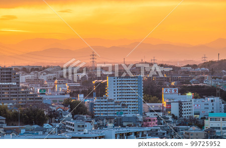 日本橫濱的城市景觀晴朗的夕陽天空......俯瞰Azamino站前的城市景觀 日本橫濱的城市景觀晴朗的夕陽天空......俯瞰Azamino站前的城市景觀 99725952