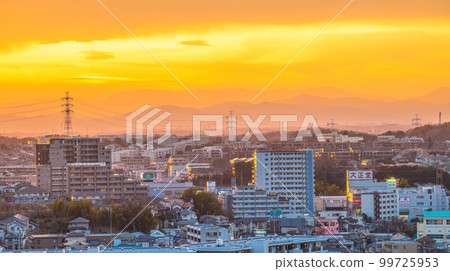 日本橫濱的城市景觀晴朗的夕陽天空......俯瞰Azamino站前的城市景觀 99725953