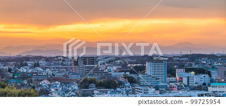 日本橫濱的城市景觀晴朗的夕陽天空......俯瞰Azamino站前的城市景觀 日本橫濱的城市景觀晴朗的夕陽天空......俯瞰Azamino站前的城市景觀 99725954