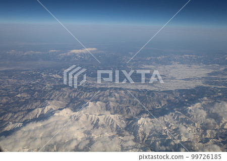 冬季的日本本州，航拍，花捲機場與日航JAL一起飛~大阪伊丹機場，東北雪山，北阿爾卑斯山，佐渡島 99726185