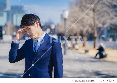 擔心的年輕商人 擔心的年輕商人 99726187