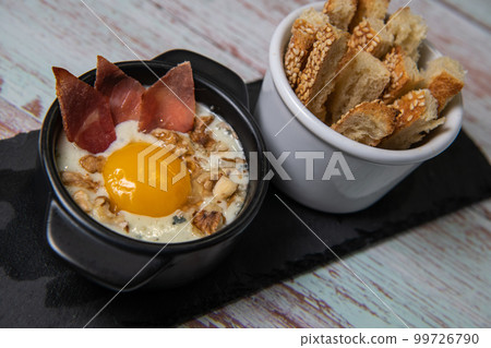 Recipe Oeuf cocotte with fresh cream sauce, Roquefort and walnuts, ham chips Recipe Oeuf cocotte with fresh cream sauce, Roquefort and walnuts, ham chips 99726790
