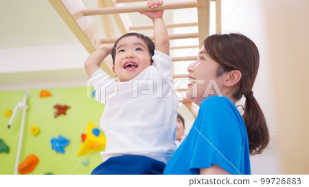 孩子們在享受梯子的樂趣 99726883