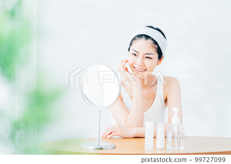 做護膚的女人。 99727099