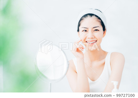 A woman who does skin care. A woman who does skin care. 99727100