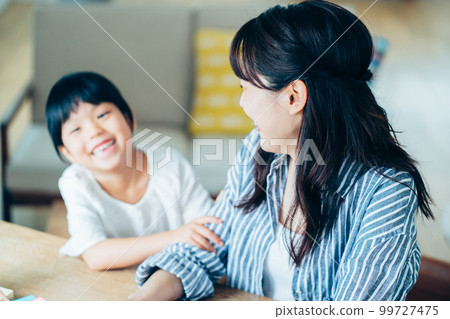 一個做遠程工作的母親和一個妨礙工作的女兒。 一個做遠程工作的母親和一個妨礙工作的女兒。 99727475
