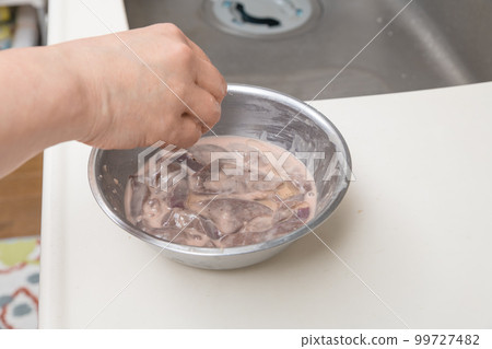 [準備好後將片栗子和色拉油與豬肝混合] 99727482