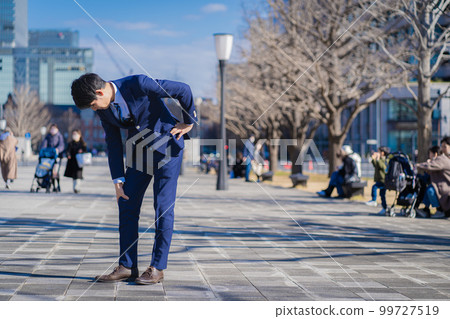 businessman with knee pain 99727519