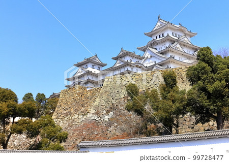 [兵庫縣]晴天的姬路城（世界文化遺產） 99728477