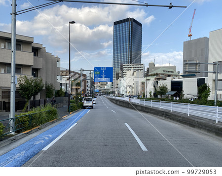 東京的一條高速公路。 東京的一條高速公路。 99729053
