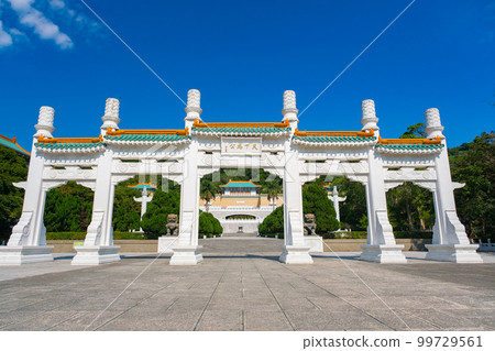 台灣台北市國立故宮博物院大門（牌坊） 99729561