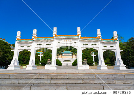 台灣台北市國立故宮博物院大門（牌坊） 99729586
