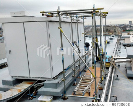 Suspension scaffold assembled to replace the transformer of the outdoor power receiving equipment 99730608