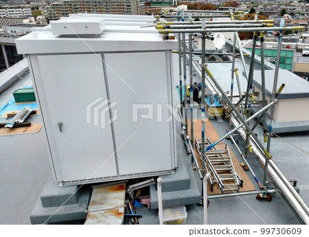 Suspension scaffold assembled to replace the transformer of the outdoor power receiving equipment Suspension scaffold assembled to replace the transformer of the outdoor power receiving equipment 99730609