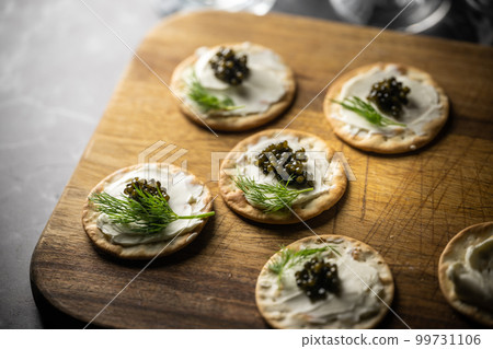 caviar on cracker with cream cheese 99731106