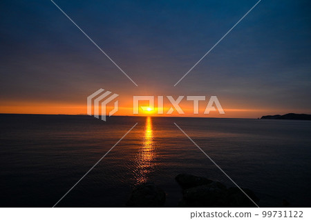 Sunset and sea on the horizon 99731122