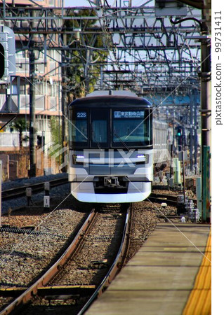 春日部站前立面，地上運行的地鐵“日比谷線13000系” 99731411