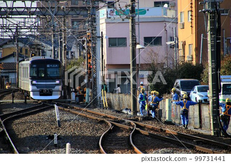 Hibiya Line 13000 series, a subway running on the ground line at Kasukabe Station, where elevated construction has begun Hibiya Line 13000 series, a subway running on the ground line at Kasukabe Station, where elevated construction has begun 99731441