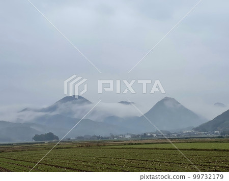 像日本古老故事一樣的風景,霧,山 像日本古老故事一樣的風景,霧,山 99732179