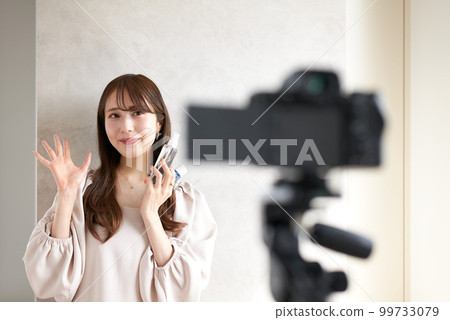 A woman who sells cosmetics on live streaming 99733079